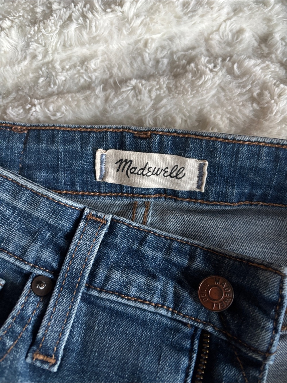 Madewell Distressed Women’s Curvy High-Rise Skinny Jeans in Medium Blue Wash - Picture 2 of 5